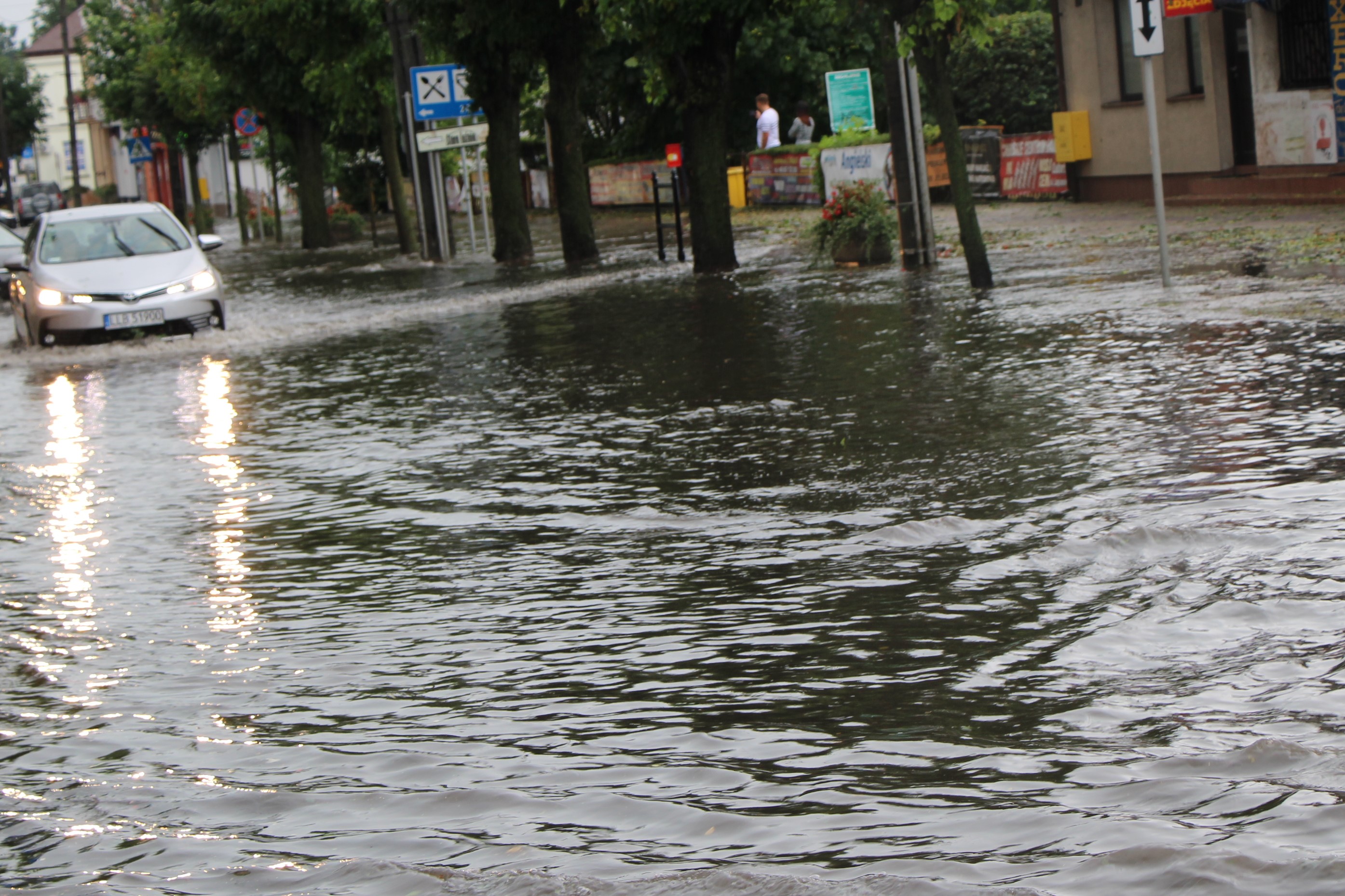 Burza zalała ulice i niszczyła drzewa