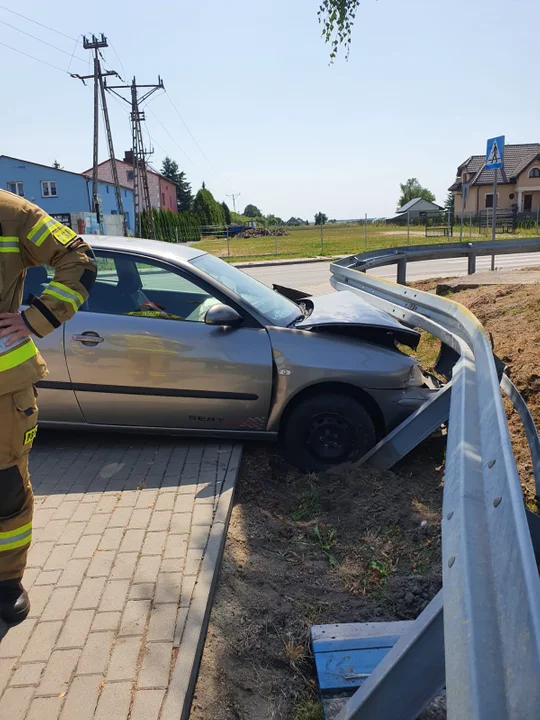 Samochód stracił koło i uderzył w barierkę. Kolizja w Skrobowie Kolonii (zdjecia) - Zdjęcie główne