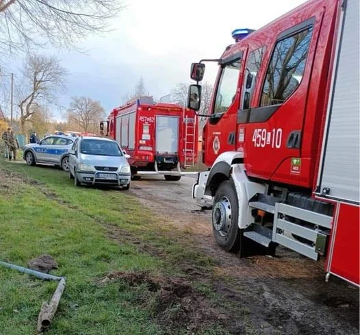 Dachowanie w Dąbrówce. Jedna osoba zabrana do szpitala - Zdjęcie główne