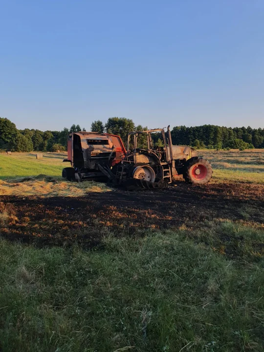 W Syrach palił się ciągnik. Jedna osoba poszkodowana - Zdjęcie główne