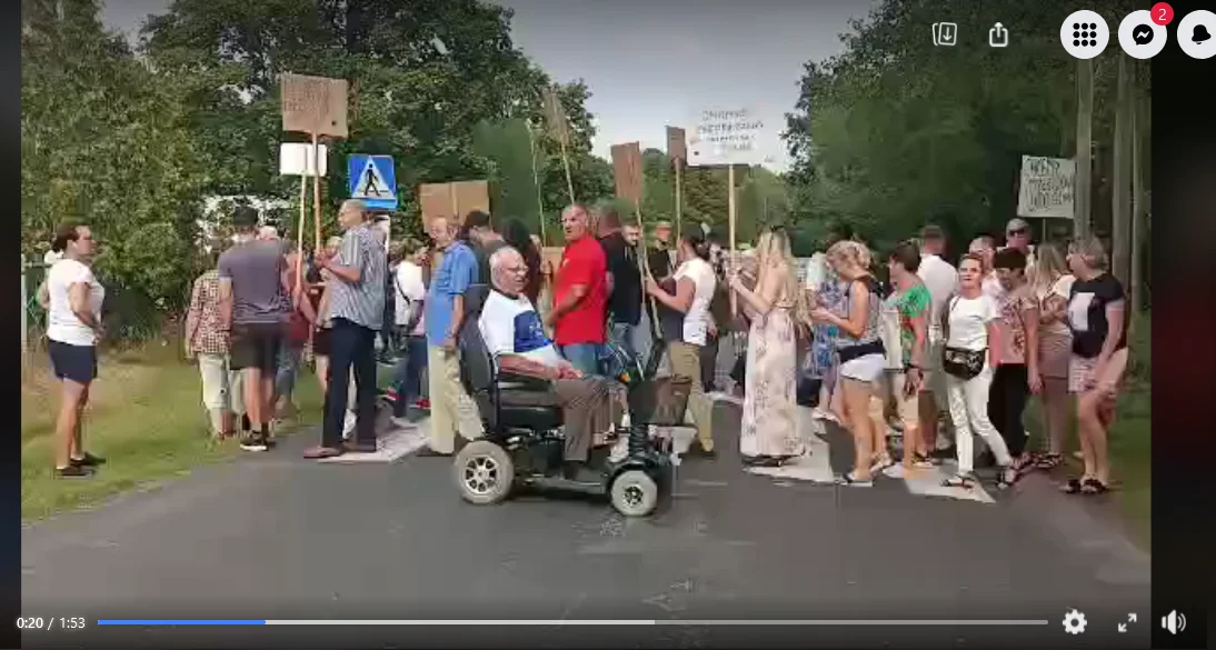 Tak protestują w Jedlance. Skandują "chcemy drogi i chodnika" (video) - Zdjęcie główne