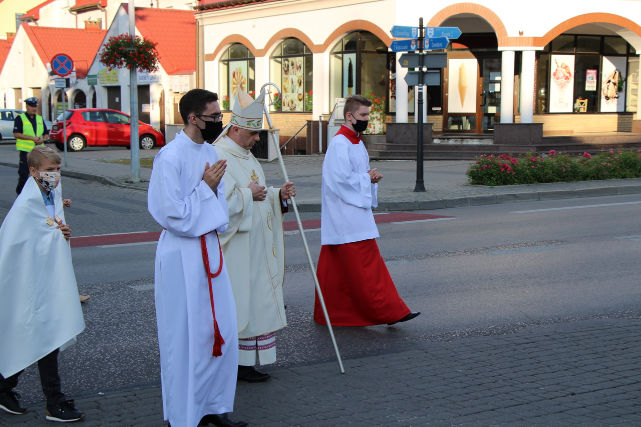 W procesji uczestniczył ks. biskup Adam Bab