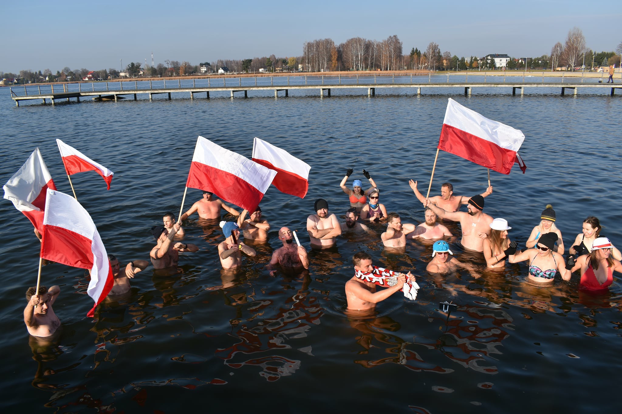 Morsujący Firlej uczcił niepodległość. Biegi i zimna kąpiel (zdjęcia) - Zdjęcie główne