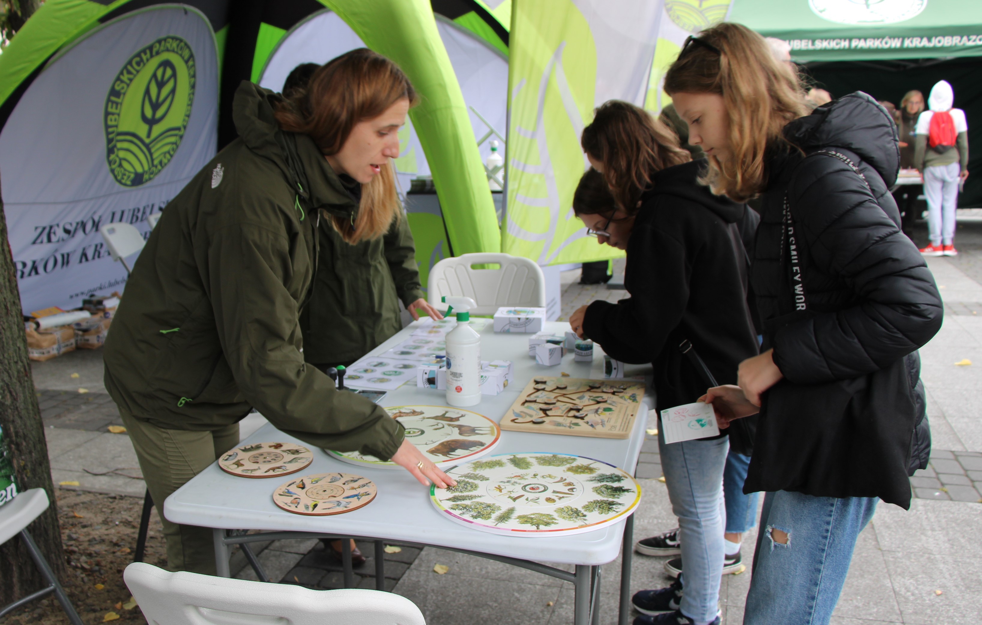 Edukacyjna impreza o parkach krajobrazowych na rynku w Lubartowie - Zdjęcie główne