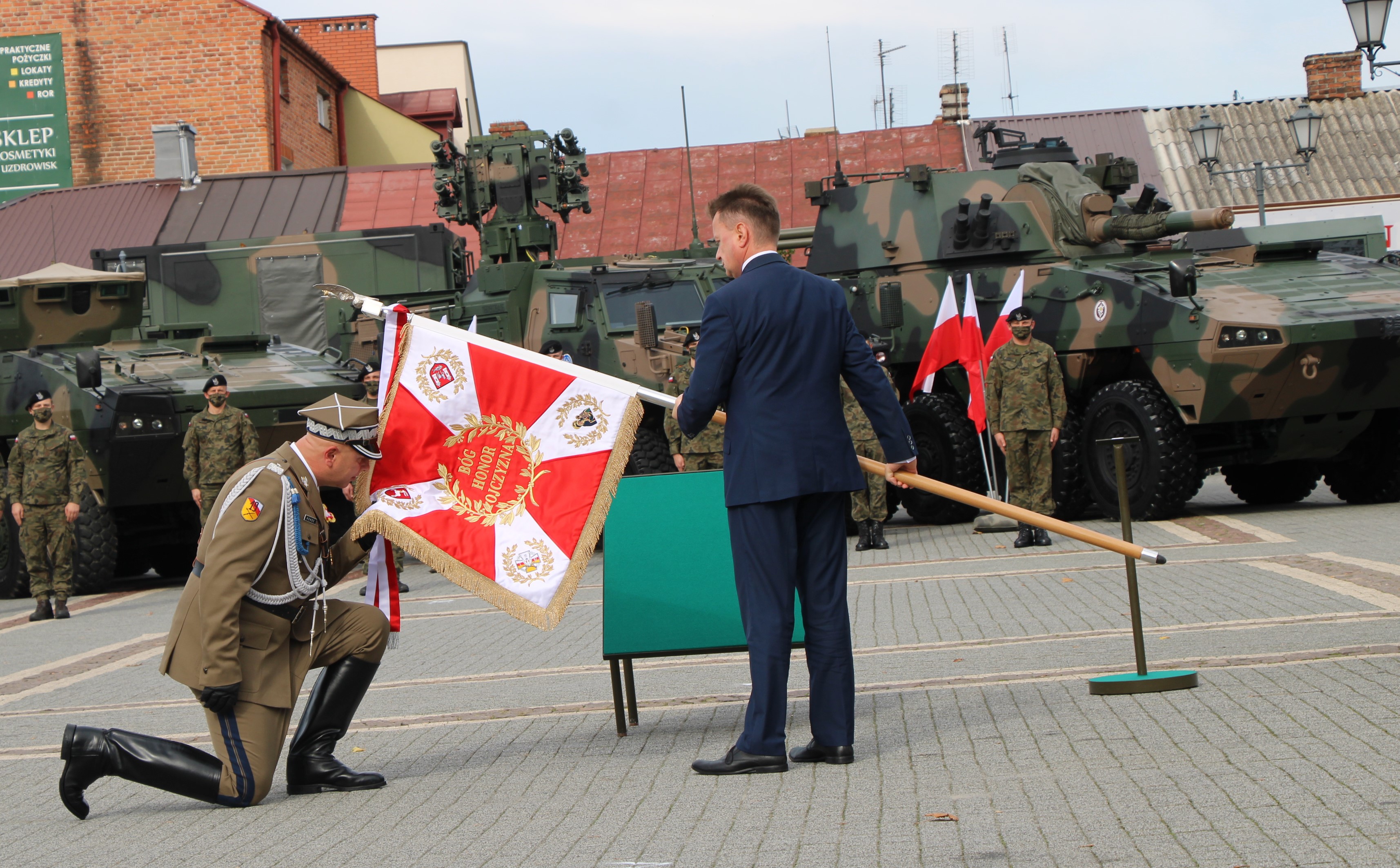 Minister Błaszczak w Kocku wręczył sztandar 19 Brygadzie Zmechanizowanej (galeria) - Zdjęcie główne