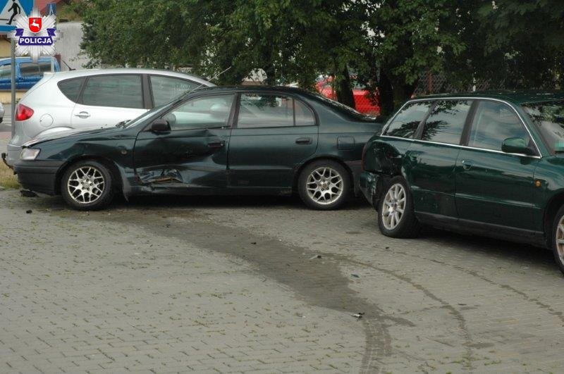 Wyjeżdżając z parkingu uszkodził cztery zaparkowane pojazdy oraz ogrodzenie posesji (zdjęcia) - Zdjęcie główne