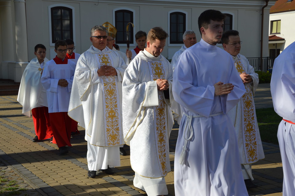 Biskup poprowadził procesję (galeria) - Zdjęcie główne