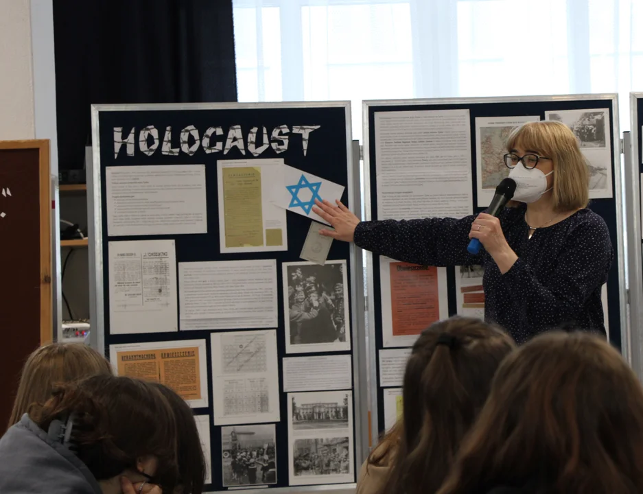 Dzień pamięci o Holocauście w SP 3 w Lubartowie. Wystawa i wspomnienia o losie Żydów (zdjęcia) - Zdjęcie główne