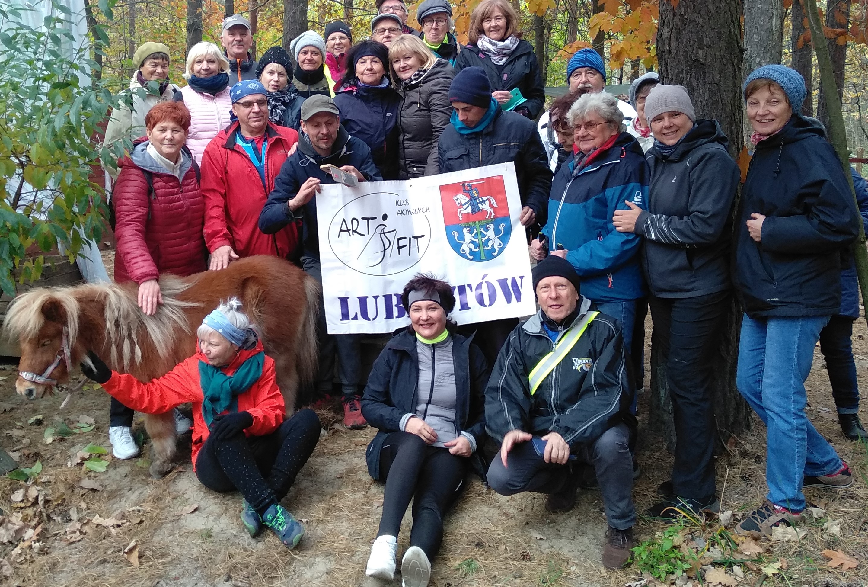 Klub Aktywnych Art Fit z Lubartowa pomaszerował do stajni Stanka. Udana impreza nordic  - walking (zdjęcia) - Zdjęcie główne