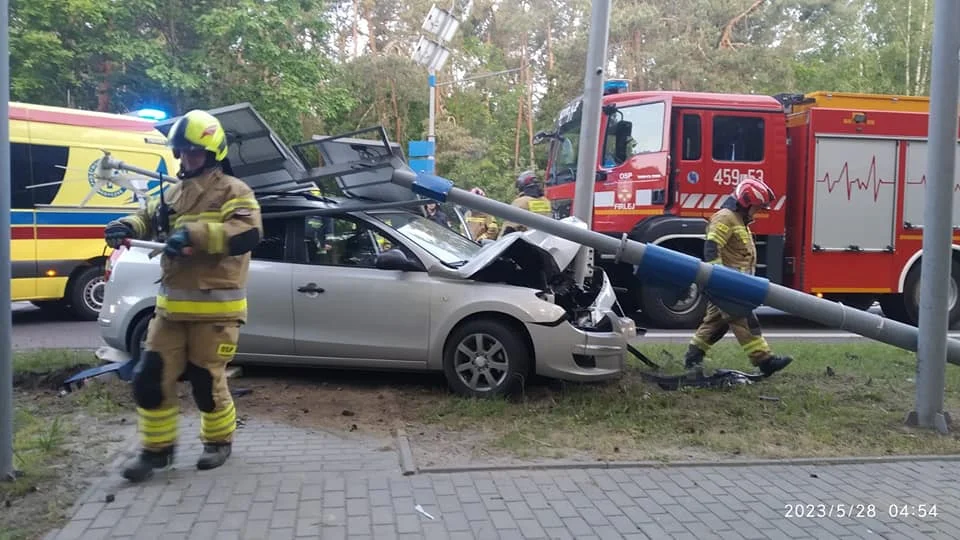 Powiat lubartowski: Samochód osobowy uderzył w słup przy przejściu dla pieszych - Zdjęcie główne