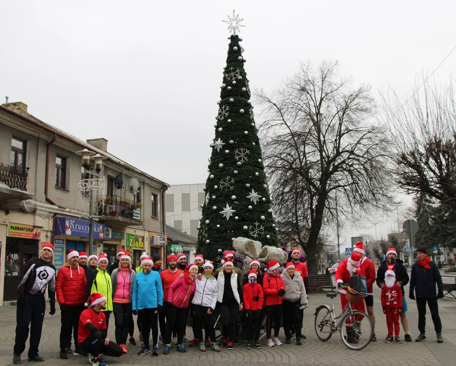Wystartował bieg Mikołajów w Lubartowie. Zbierają na wsparcie Alwerni (zdjęcia) - Zdjęcie główne