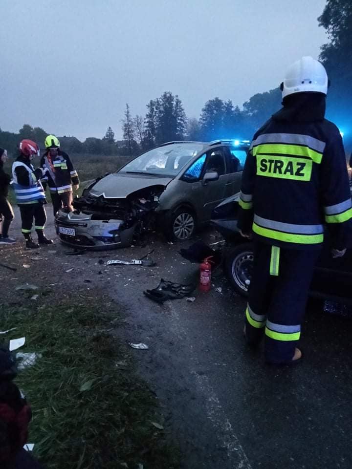 Wypadek w Samoklęskach z udziałem dwóch samochodów - Zdjęcie główne