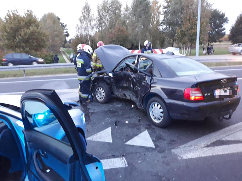 Zderzenie na skrzyżowaniu "dziewiętnastki" z ul. Kleeberga w Lubartowie - Zdjęcie główne