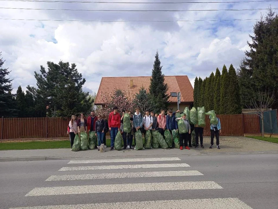 Dzień Ziemi w II LO w Lubartowie. Posprzątali okolice stacji (zdjęcia) - Zdjęcie główne