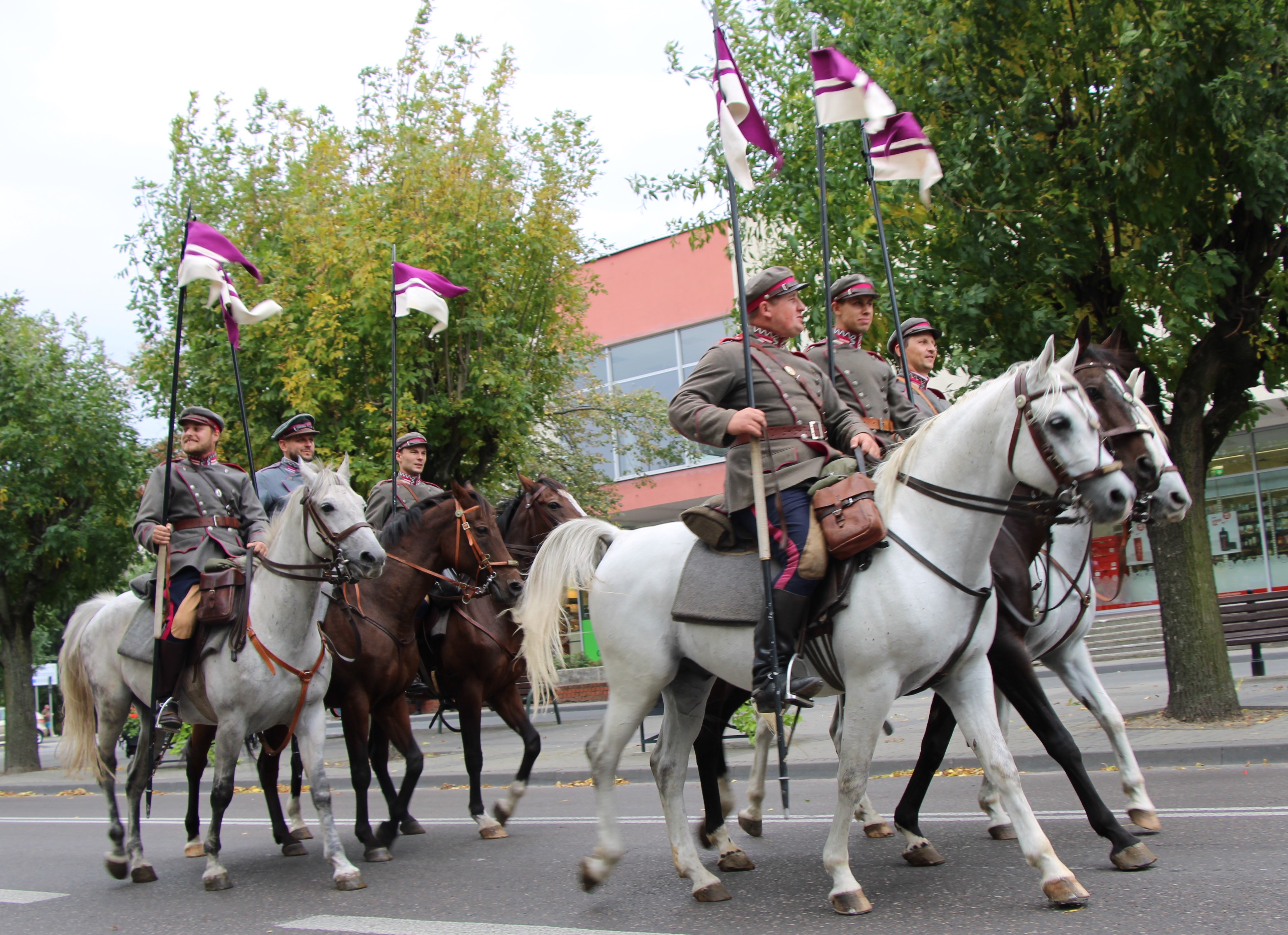 Ułani w marszu przez ulice Lubartowa