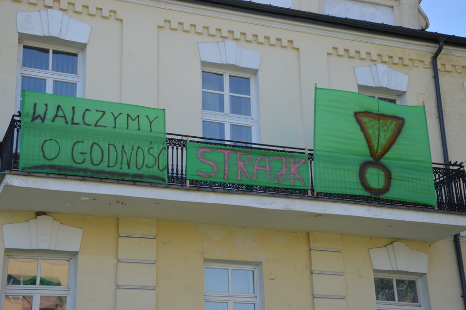 Strajk trwa, nauczyciele jadą na manifestację - Zdjęcie główne