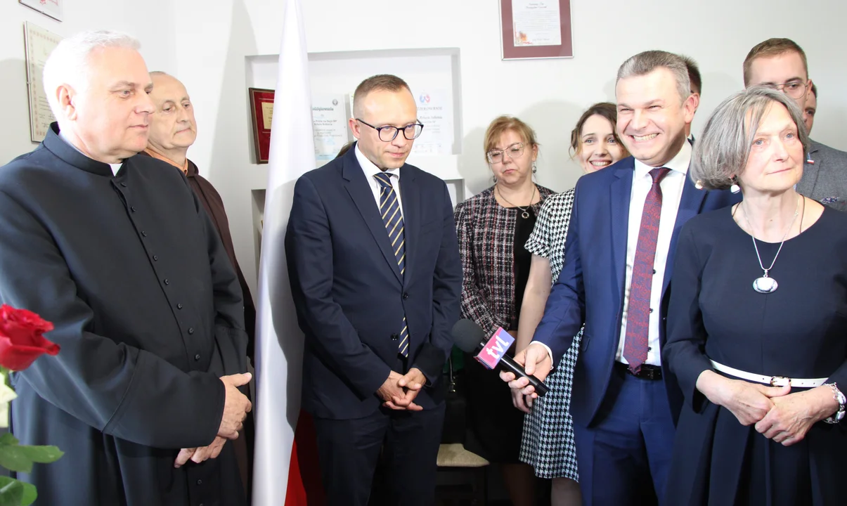 Biuro poselskie Artura Sobonia i Przemysława Czarnka w Lubartowie poświęcone. Liczne grono gości: starosta, burmistrzowie wójtowie (zdjęcia) - Zdjęcie główne