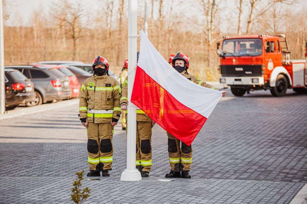 Lubartowscy strażacy w nowej komendzie. Uroczyste podniesenie flagi z udziałem komendanta wojewódzkiego - Zdjęcie główne