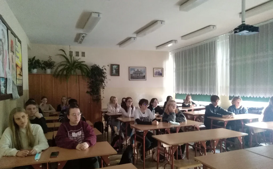 Uczniowie II LO i ZS 2 w Lubartowie na spotkaniu z "Dziadami". Naukowiec z UMCS przybliżył dzieło Mickiewicza (zdjęcia) - Zdjęcie główne