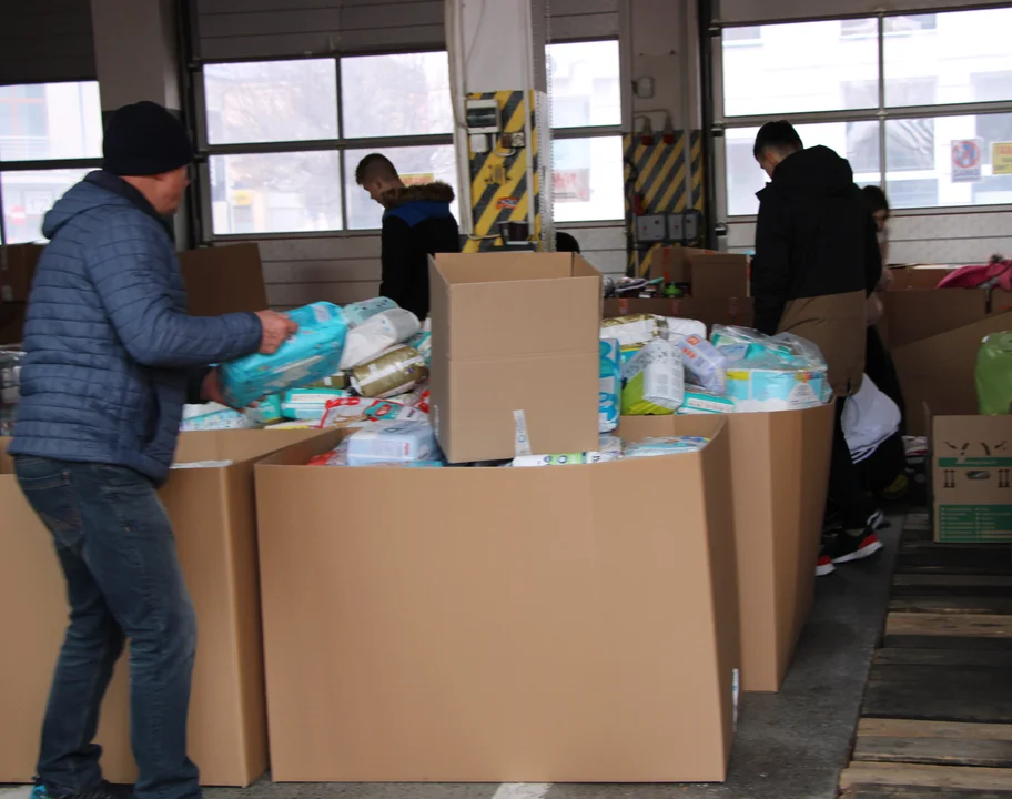Punkt PCK w Lubartowie zapełnia się darami dla Ukraińców. Wolontariusze pracują przy sortowaniu (zdjęcia, video)) - Zdjęcie główne