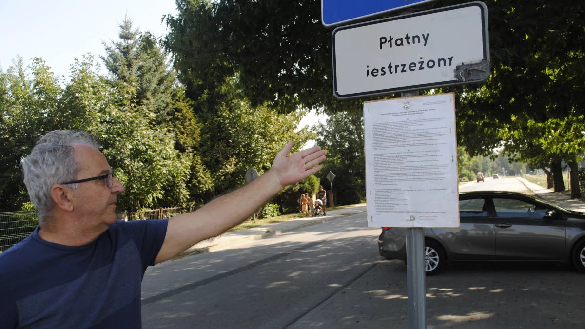 Gmina żąda 100 zł za parkowanie bez opłaty. Kierowca odmawia: "Ten parking jest bezpłatny" - Zdjęcie główne