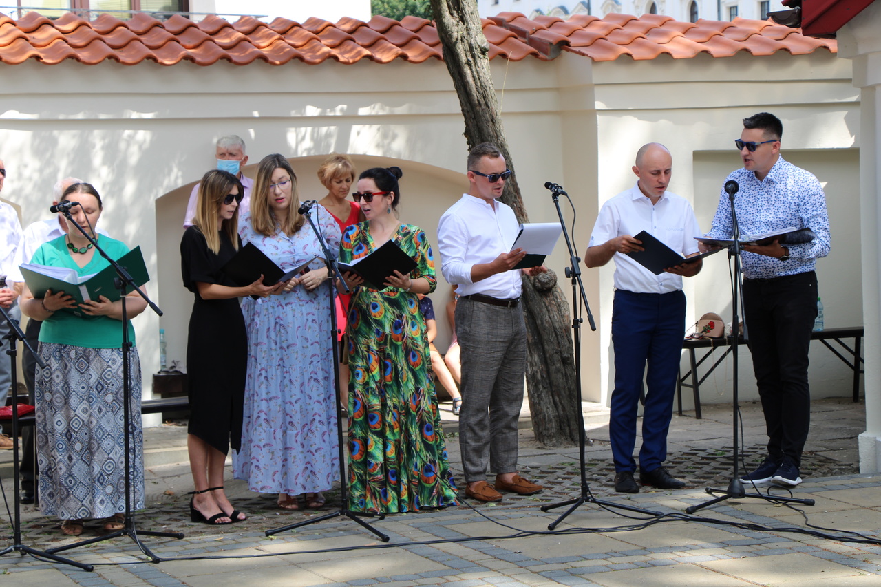 Chór śiewający pieśni religijne