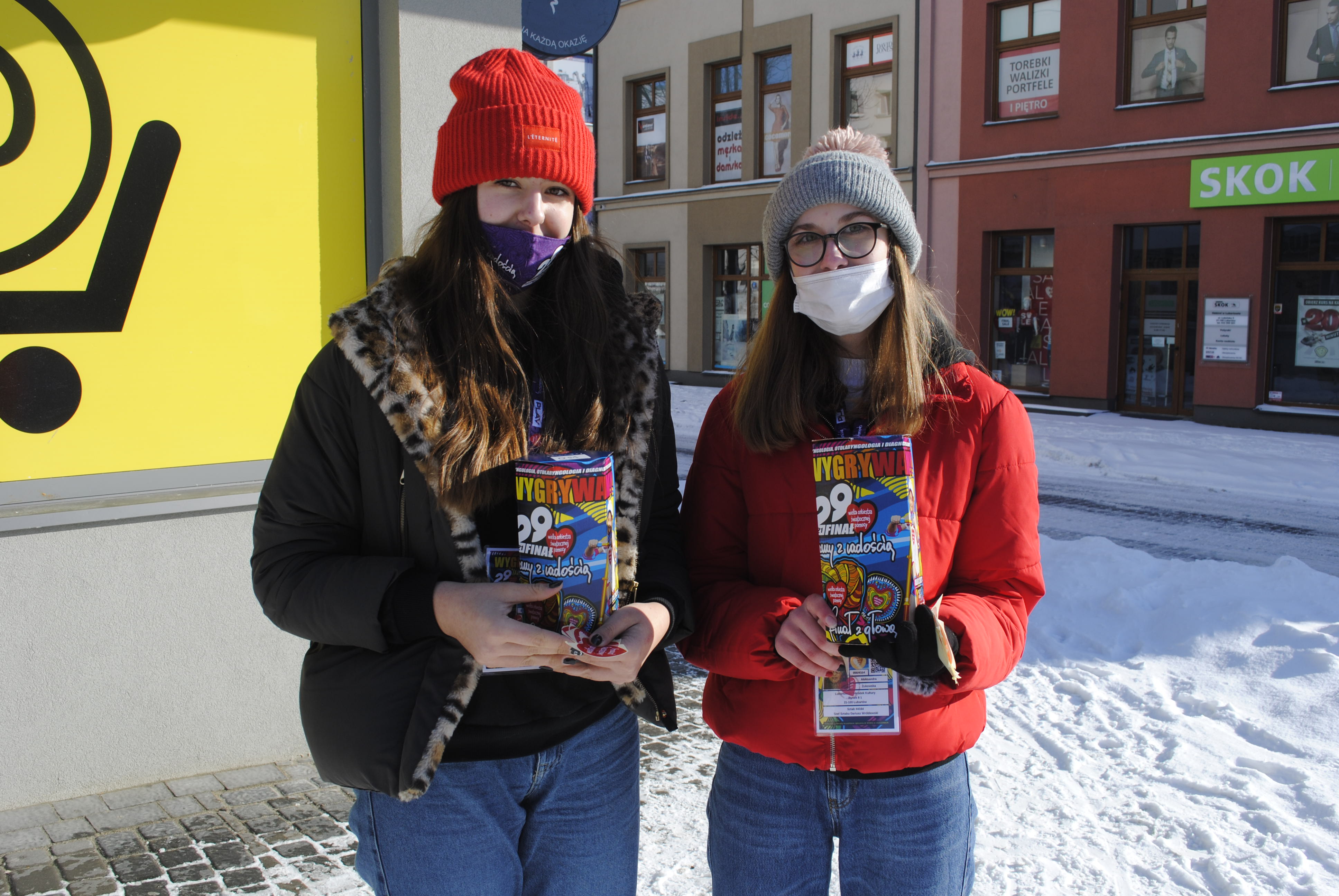 Wolontariuszki w centrum Lubartowa: Bianka Brzuska, Aleksandra Żukowska