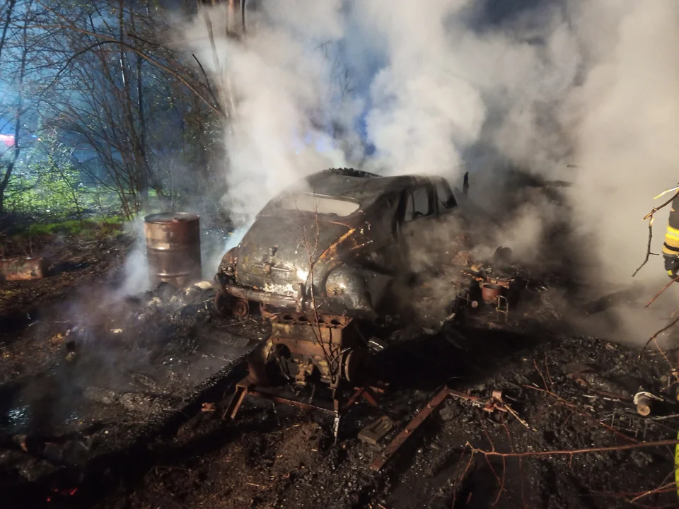 Pożar samochodu w Wólce Zabłockiej. Zagrożone budynki (zdjęcia) - Zdjęcie główne