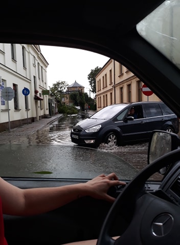 Gwałtowna burza przeszła nad Lubartowem. Są połamane drzewa i zalane ulice