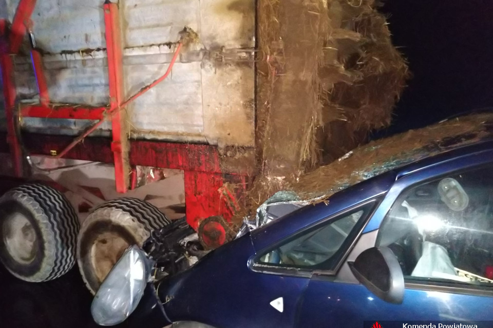 Kolizja w Glinniku, samochód uderzył w ciągnik - Zdjęcie główne