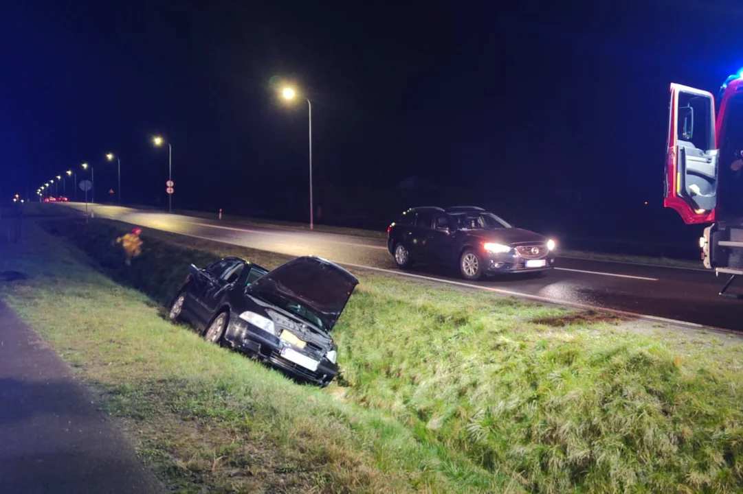 Samochód wjechał do rowu w Szczekarkowie. Jedna osoba zabrana do szpitala - Zdjęcie główne