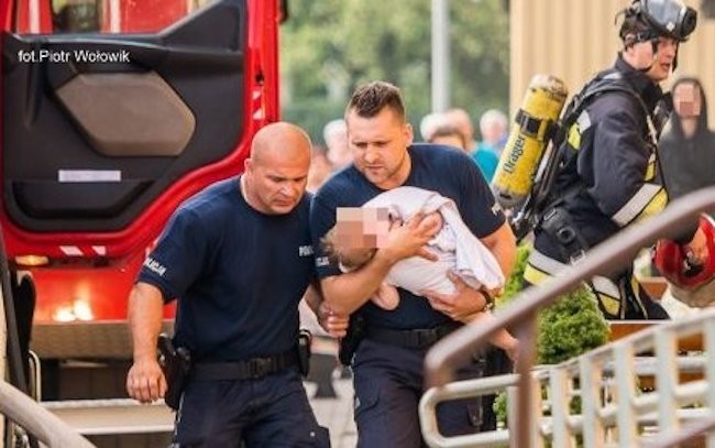 Policjanci ze strażakami ewakuowali mieszkańców - Zdjęcie główne