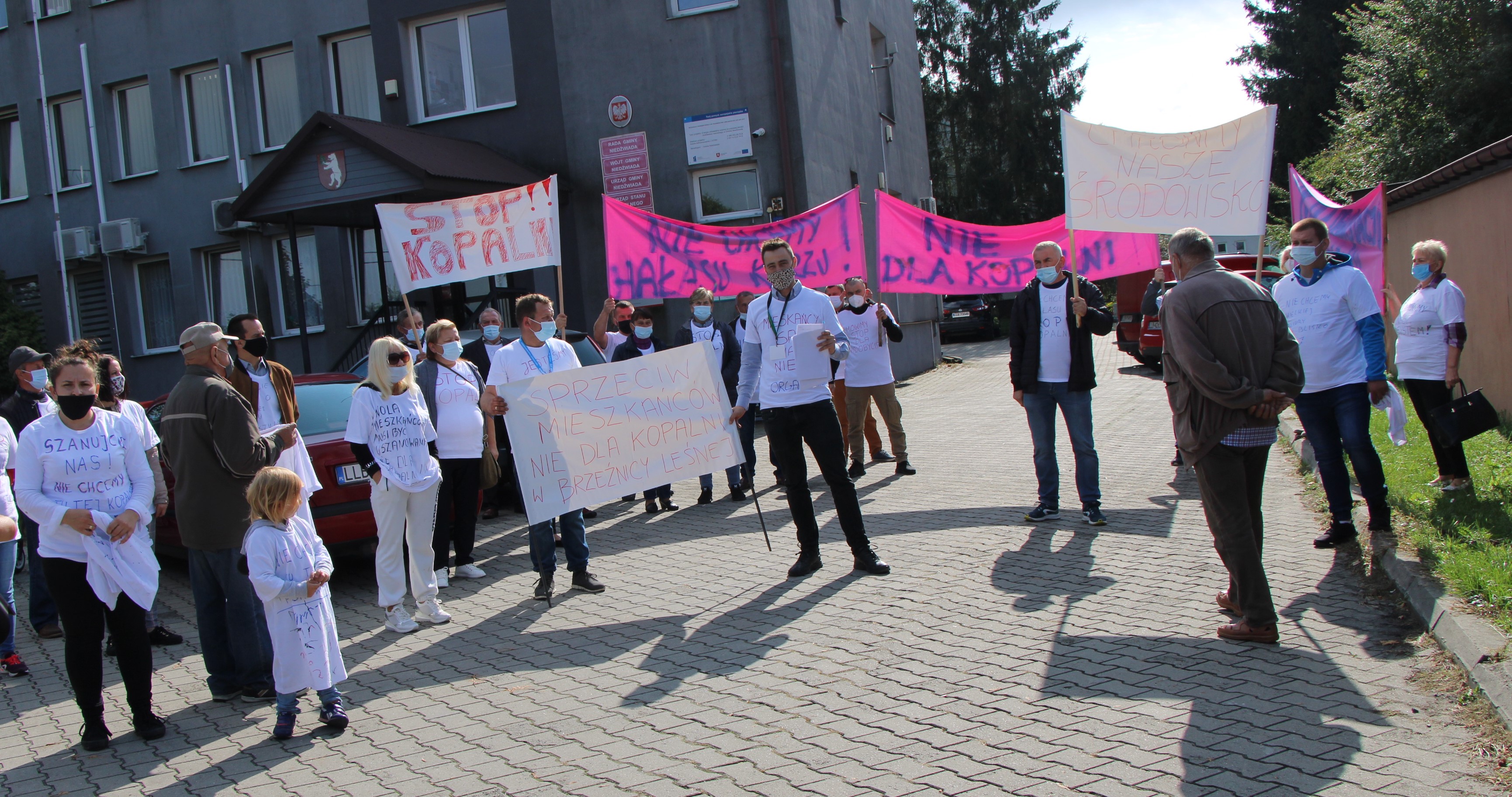 Niedźwiada: protest mieszkańców Brzeźnicy Leśnej. Boją się kopalni piasku i bursztynu (zdjęcia) - Zdjęcie główne