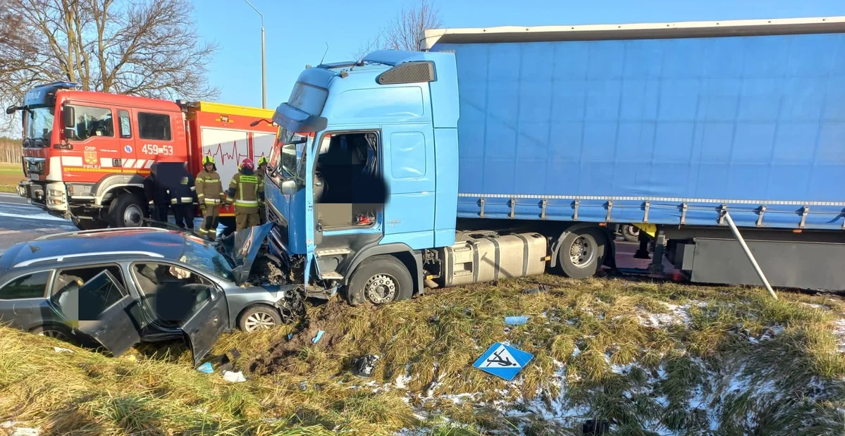 Zderzenie w Łukówcu, jedna osoba przewieziona do szpitala. Jak doszło do zderzenia - Zdjęcie główne