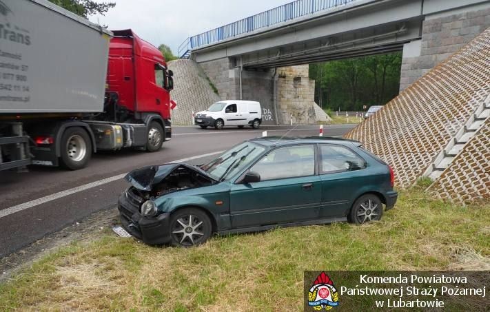 Kolizja Tira z osobówką pod wiaduktem w Wandzinie - Zdjęcie główne