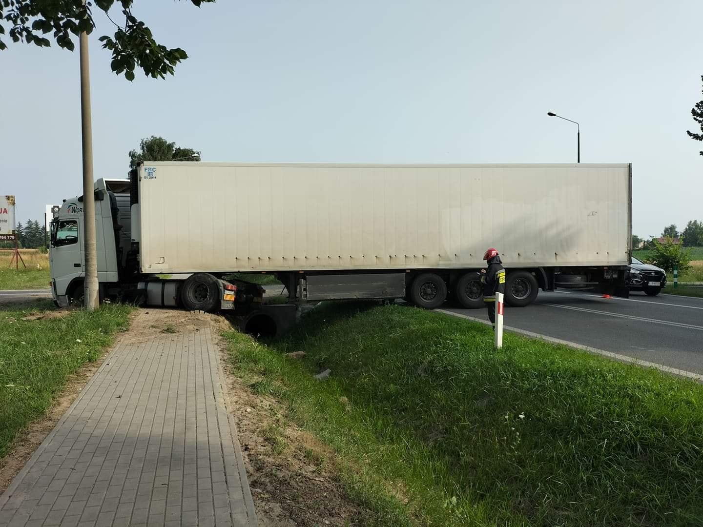 Samochód ciężarowy zablokował drogę w Łukówcu. Interweniowała straż pożarna - Zdjęcie główne