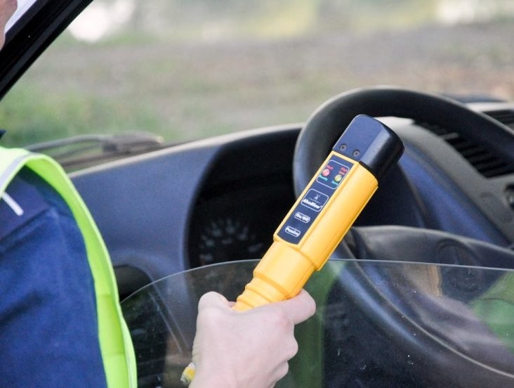 Pijany kierowca ciągnika najechał na hydrant - Zdjęcie główne