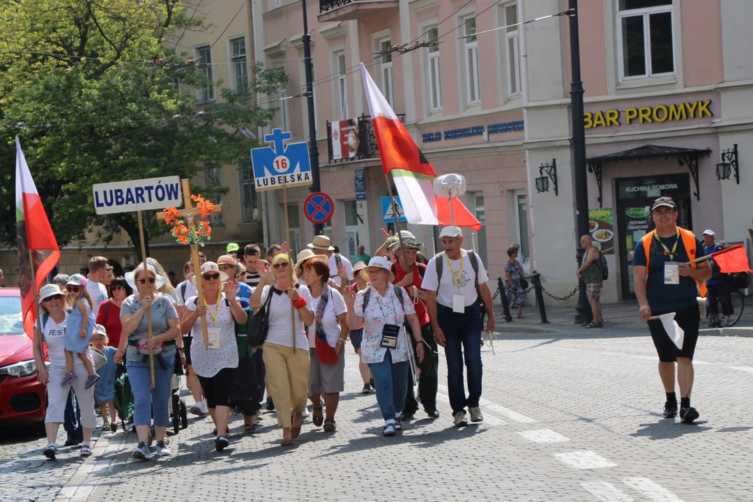 Nasi na 44 Lubelskiej Pieszej Pielgrzymce. Grupa z Lubartowa w drodze do Częstochowy (zdjęcia) - Zdjęcie główne