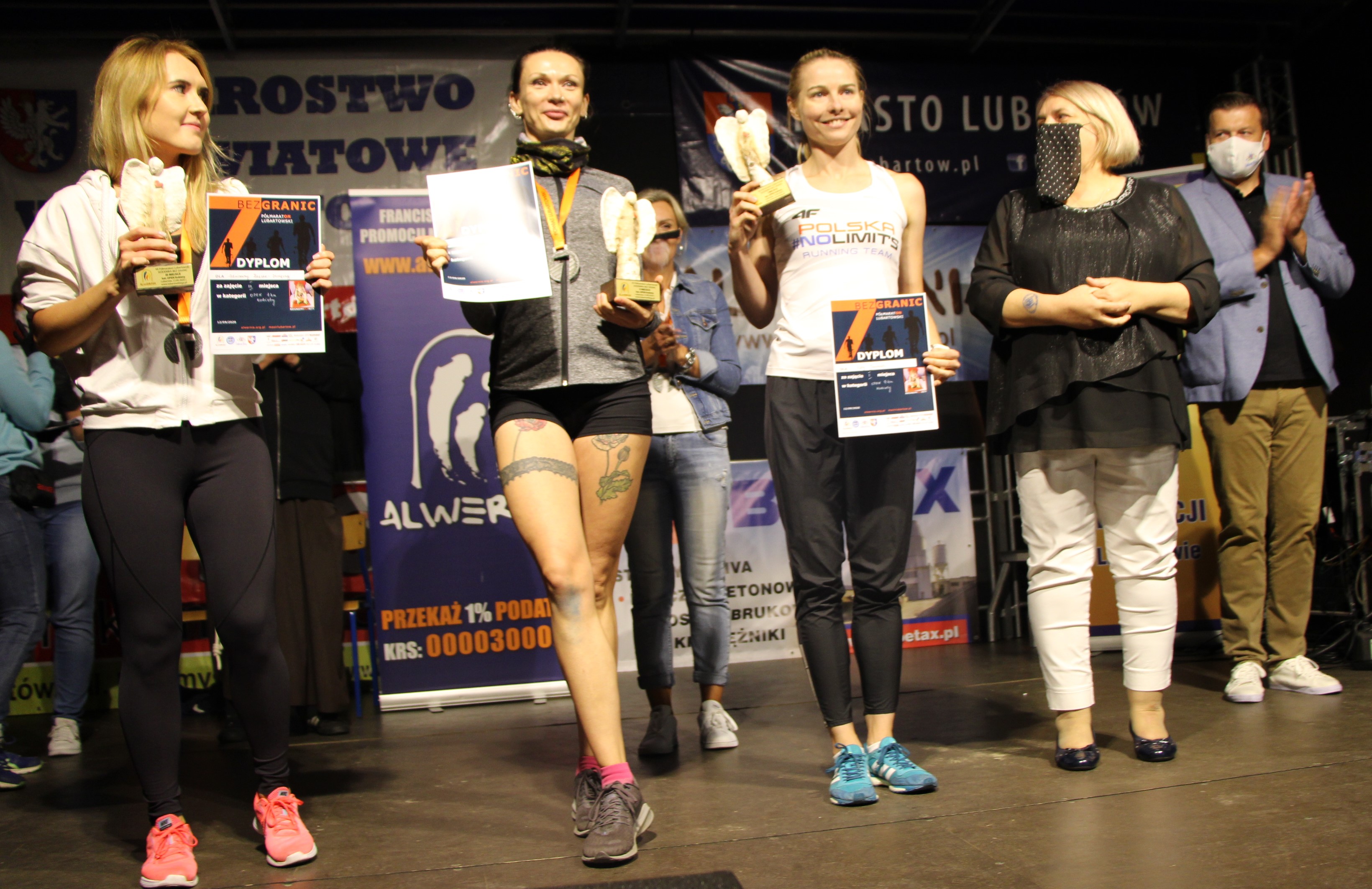 Zwyciężczynie kategorii Open na 7 km: Ewa Jacniak, Katarzyna Głuszek, Adrianna Reszke  - Szczęsna; od prawej burmistrz Krzysztof Paśnik i starosta Ewa Zybała