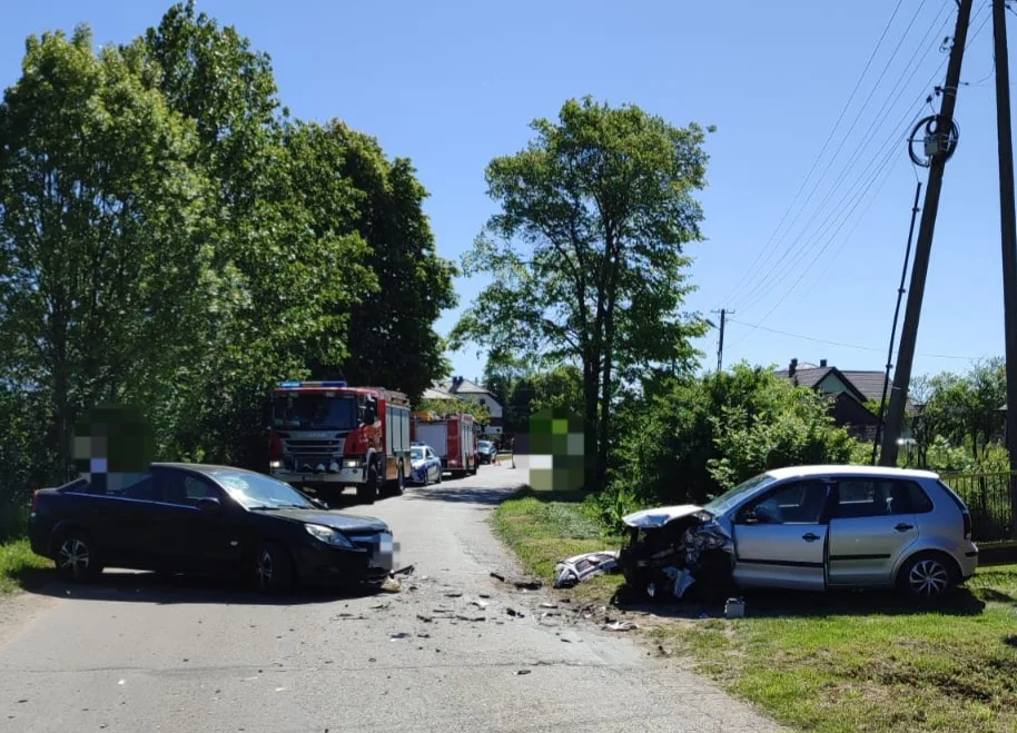 Zderzenie dwóch samochodów w gminie Abramów. Poszkodowana kobieta, sprawca miał pół promila - Zdjęcie główne