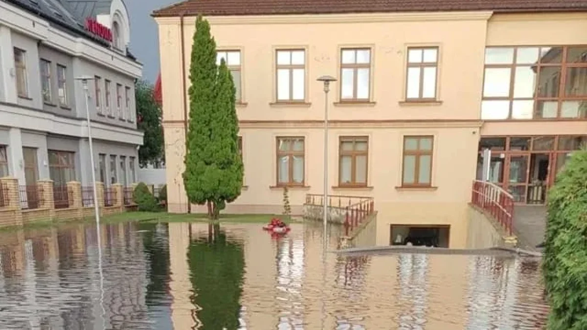 Urząd Gminy Lubartów zalany w czasie burzy. Zniszczony sprzęt elektroniczny - Zdjęcie główne