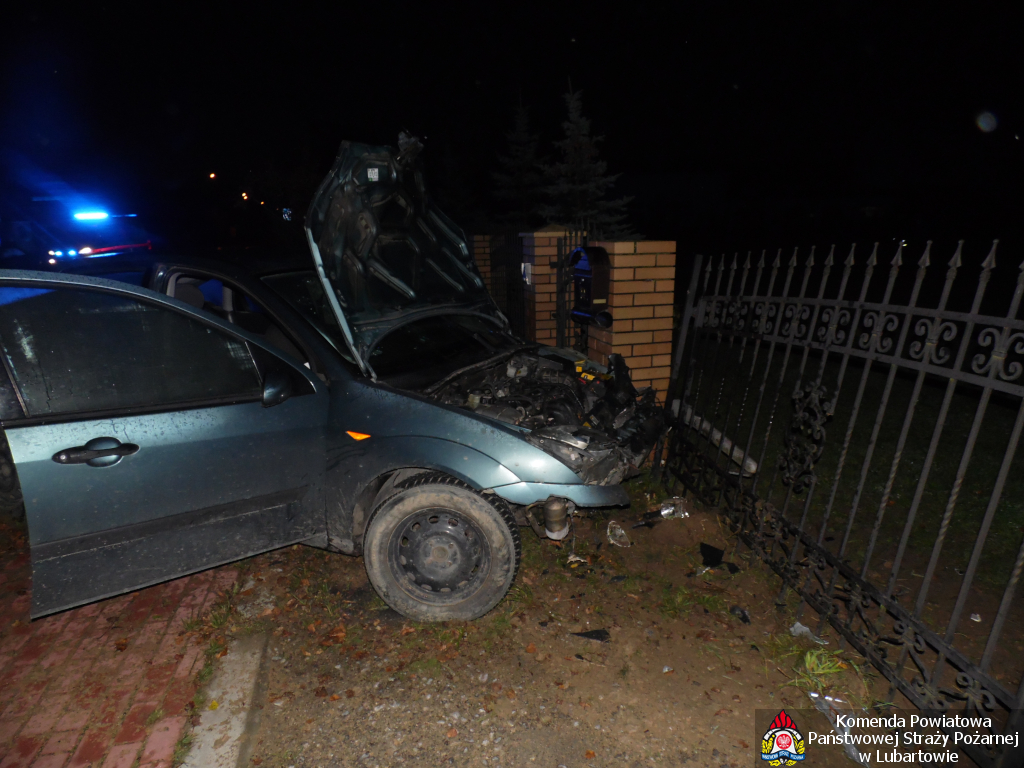 Citroen uderzył w bramę jednej z posesji