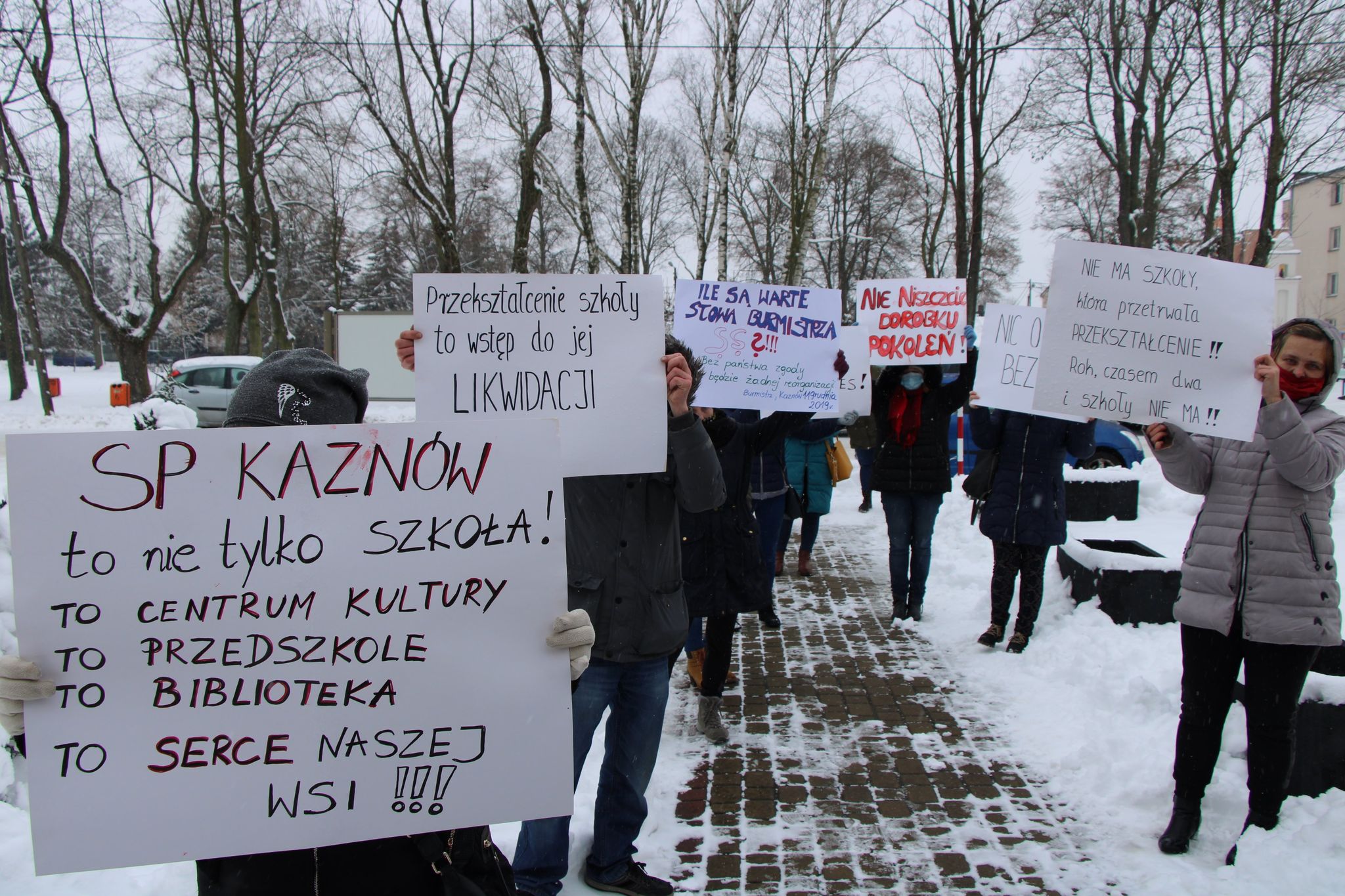 Ostrów Lub.: Radni poparli pomysł przekształcenia szkół. Protest rodziców - Zdjęcie główne