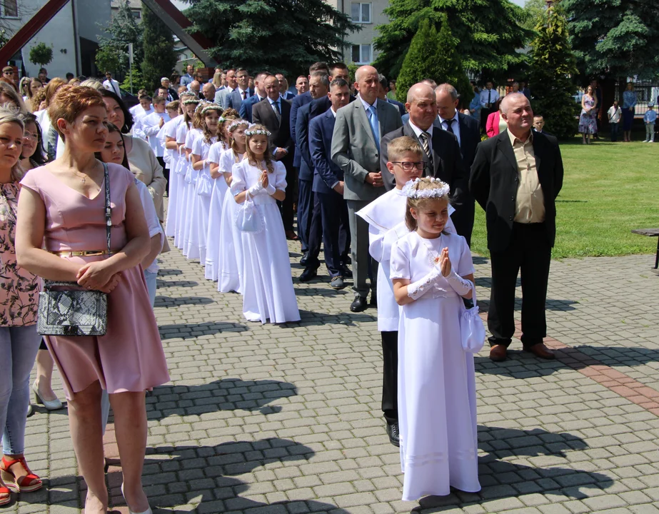 Pierwsza Komunia w parafii Wniebowstąpienia Pańskiego w Lisowie. Czekają jeszcze dwie grupy dzieci (zdjęcia) - Zdjęcie główne
