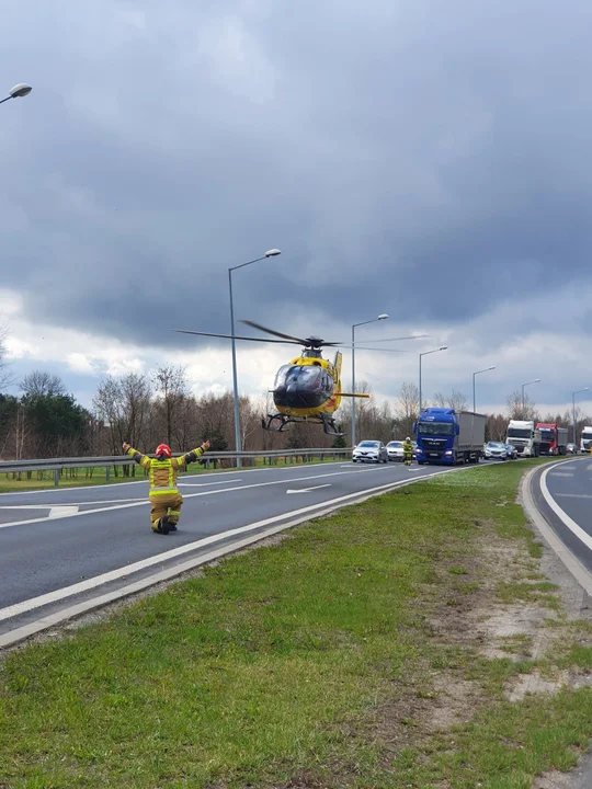 Już czterech poszkodowanych w wypadku w Lubartowie, przybył śmigłowiec ratowniczy - Zdjęcie główne
