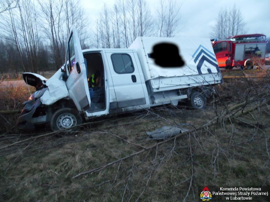 Fiat wjechał do rowu w Leszkowicach. Kierowca zabrany do szpitala - Zdjęcie główne