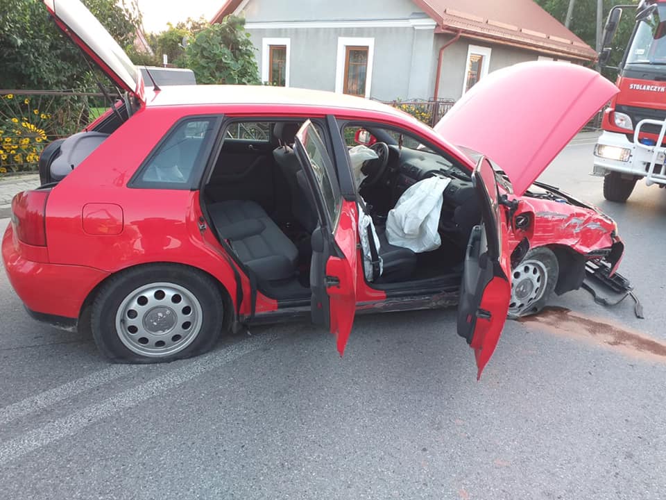 Samochód uderzył w słup w Ostrowie Lubelskim - Zdjęcie główne