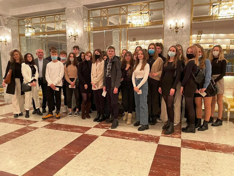 Uczniowie II LO w Lubartowie z wizytą w stolicy. Przedświąteczne spotkanie ze sztuką (zdjęcia) - Zdjęcie główne