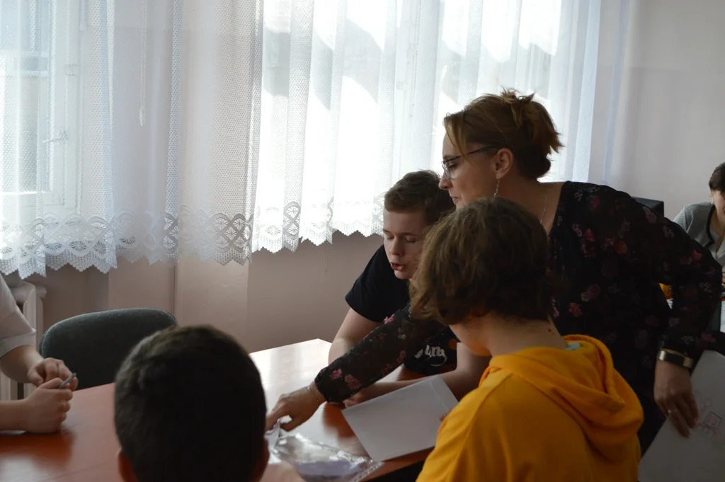 Ósmoklasiści z SP1 odwiedzili II LO w Lubartowie. Ćwiczyli angielski (zdjęcia) - Zdjęcie główne
