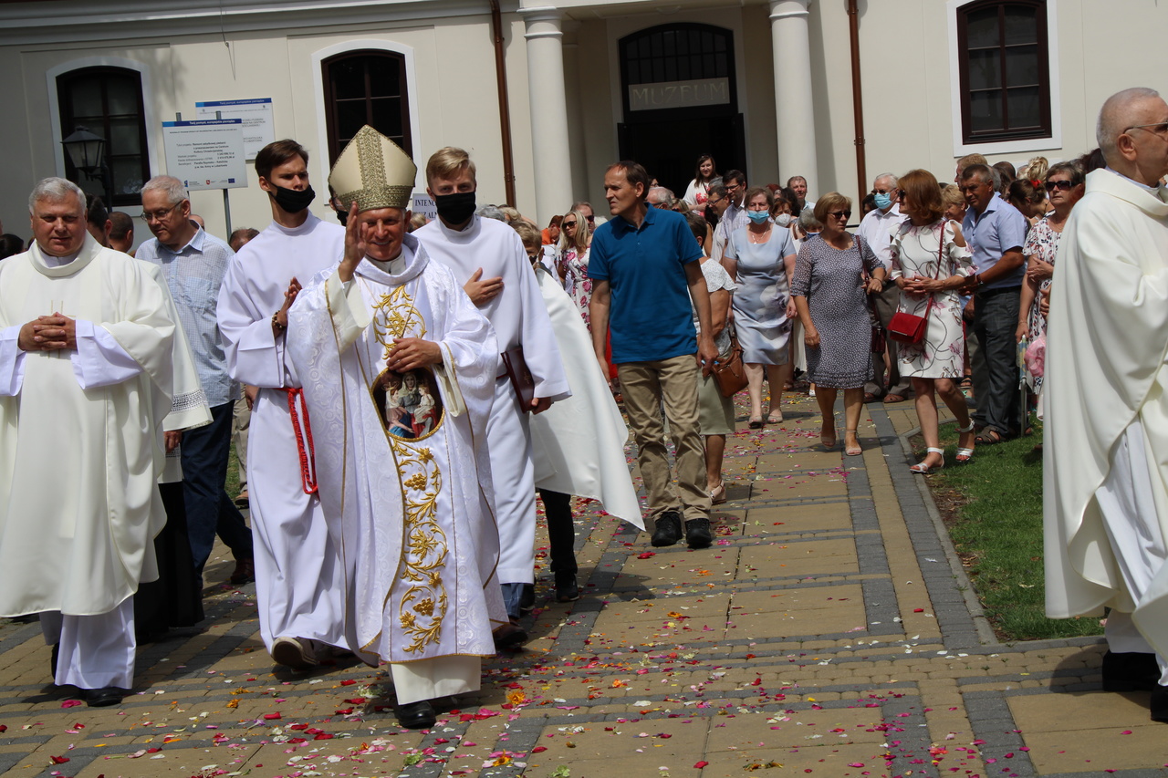 Abp Mokrzycki w ornacie z wizerunkiem św. Anny